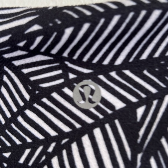 Lululemon Abstract Black and White Zebra Print Cropped Leggings Size 6 - Picture 4 of 5